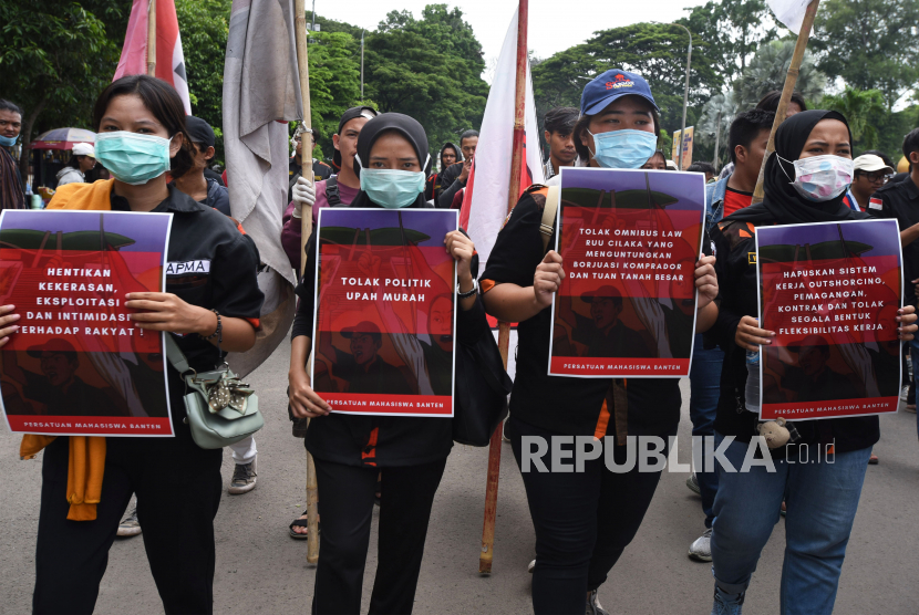 Sejumlah mahasiswa yang tergabung dalam Aliansi Pejuang Hak-hak Buruh berunjuk rasa di Alun-alun Serang, Banten, Sabtu (21/3/2020). Mereka menolak pengesahan RUU Omnibus Law dan mendesak Pemerintah untuk membatalkanya. 