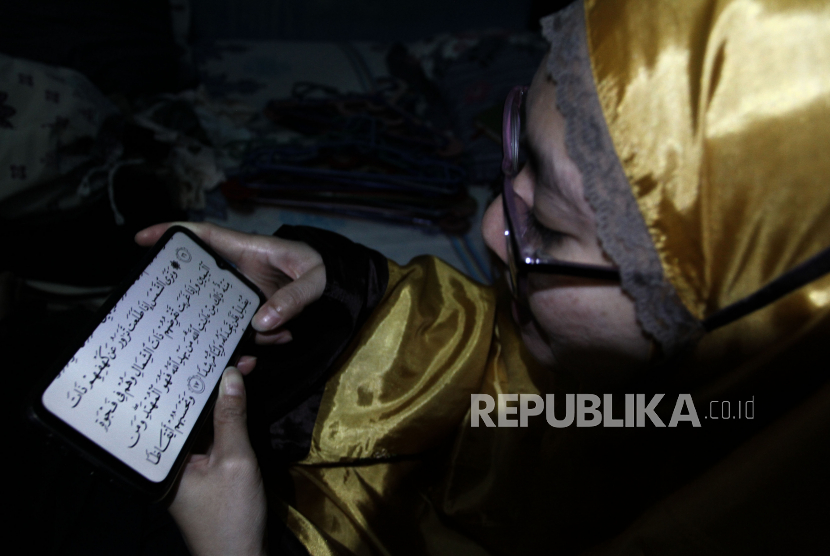 Umat muslim membaca Alquran digital dari gawai miliknya di Pekanbaru, Riau, Rabu (29/4/2020). Tadarus Alquran salah satu ibadah yang sangat dianjurkan pada 10 malam terakhir Ramadhan.