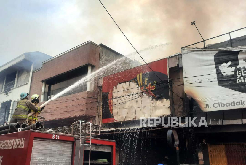 Dua ruko yang berada di Jalan Cibadak, Kota Bandung ludes terbakar dilalap api akibat adanya kebocoran tabung gas di salah satu ruko, Selasa (5/3/2024) siang. Tidak terdapat korban jiwa hanya dua orang alami luka bakar dalam peristiwa yang terjadi tersebut. 
