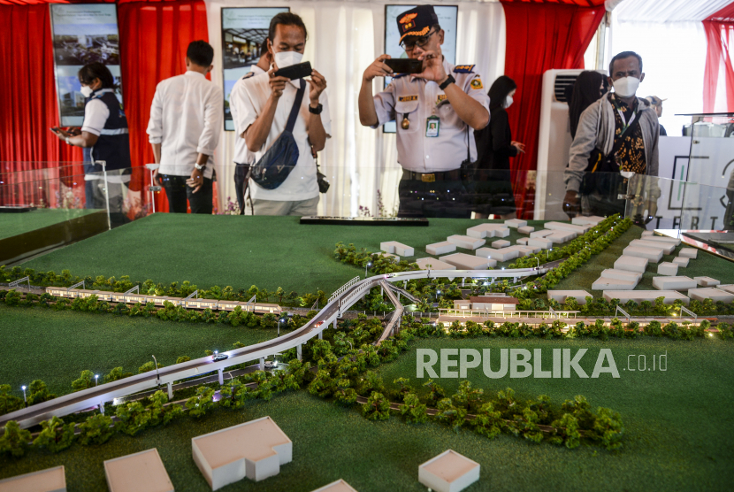Tamu undangan memotret maket pada acara pencanangan pembangunan stasiun ekstensi Tigaraksa dan fly over Tenjo di Kota Podomoro, Tenjo, Kabupaten Bogor, Jawa Barat, Sabtu (15/10/2022). ahun 2023 disebut menjadi momentum yang tepat untuk membeli properti.