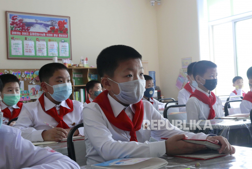 Para siswa yang memakai masker wajah mengikuti kelas di Sekolah Dasar Kim Song Ju di Pyongyang, Korea Utara.