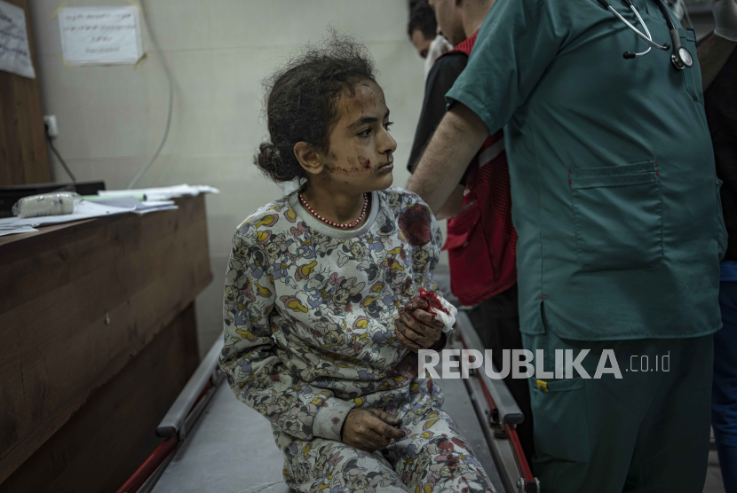Seorang warga Palestina yang terluka dalam pengeboman Israel di Jalur Gaza dibawa ke rumah sakit di Khan Younis, Rabu, 15 November 2023.