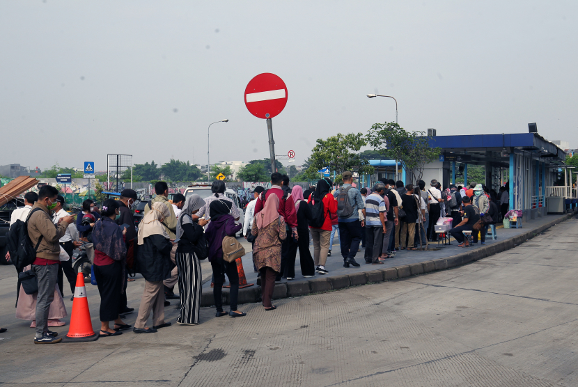 Ratusan orang calon penumpang mengantre untuk menaiki bus Trans Jakarta di Halte Puri Beta 2, Larangan, Tangerang, Banten, Senin (16/3/2020). Antrean panjang tersebut terjadi akibat adanya pengurangan jam operasional bus serta jumlah bus yang beroperasi yang tujuannya untuk pencegahan penularan COVID-19. ANTARA FOTO/Mayra Izzah/Bal/wsj.(Antara/Mayra Izzah)