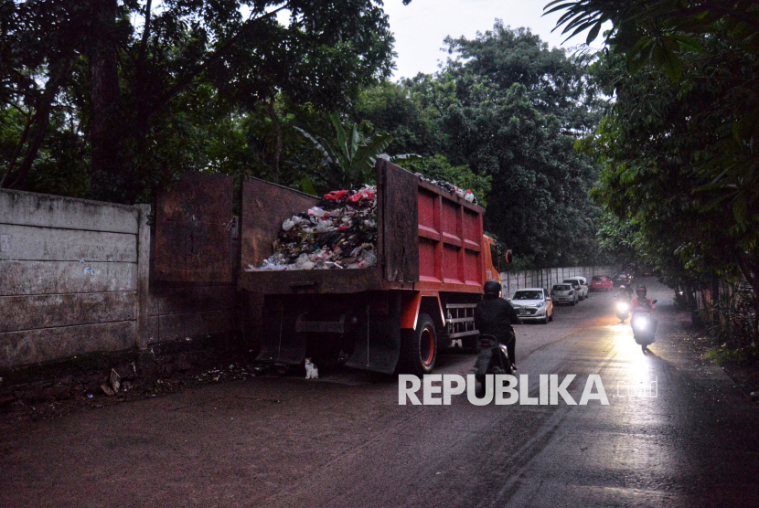 Sebuah truk sampah terparkir di kawasan Jalan Poncol, Ragunan, Jakarta, Selasa, (26/11/2024). Menurut warga, lokasi tersebut kerap dijadikan tempat transit sampah warga. Namun jika sampah-sampah tersebut telat di bersihkan dan diangkut oleh truk, sampah di lokasi tersebut kerap menimbulkan bau tak sedap.