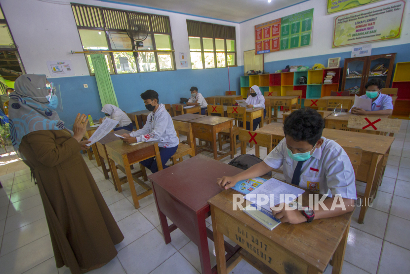 Sejumlah siswa mengikuti simulasi belajar tatap muka di SMP Negeri 7 Banjarmasin, Kalimantan Selatan, Senin (16/11/2020). 