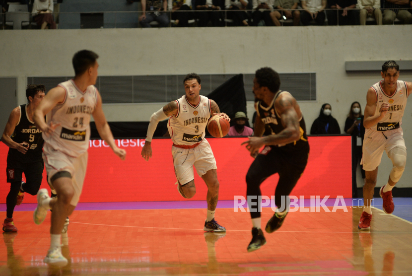 Pebasket Timnas Indonesia Brandon Jawato melakukan drive melewati adangan pemain Yordania dalam pertandingan window ketiga Kualifikasi FIBA World Cup 2023 Grup C Zona Asia di Istora Senayan, Jakarta, Senin (4/7/2022). Pada pertandingan itu Indonesia kalah dengan skor 52-77.
