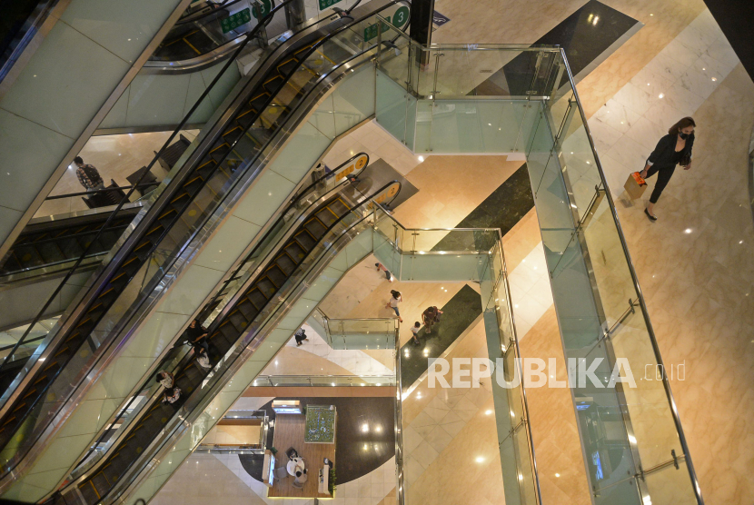 Pengunjung berada di pusat perbelanjaan Grand Indonesia, Bundaran HI, Jakarta Pusat, Rabu (3/11).