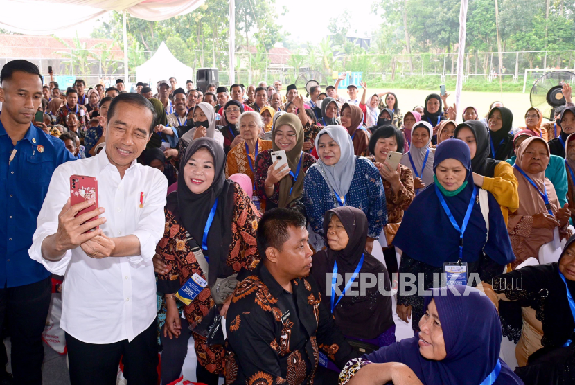 Presiden Joko Widodo (Jokowi) saat meninjau penyaluran bantuan pangan cadangan beras pemerintah. Presiden Jokowi membagikan sembako di Salatiga di hari pertama bantuan pangan.