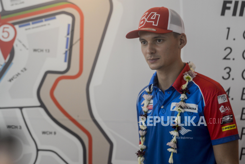 Pebalap Pertamina Mandalika SAG Team Bo Bendsneyder setibanya di Bandara Internasional Lombok, Nusa Tenggara Barat, Jumat (19/1). Pertamina Mandalika SAG Team yang merupakan Tim MotoGP Indonesia yang berlaga dalam ajang balap MotoGP 2021, menghadirkan pebalapnya  Bo Bendsneyder untuk memberikan semangat bagi para pebalap motor Internasional yang sedang bertanding di Pertamina Mandalika International Street Circuit. Republika/Putra M. Akbar