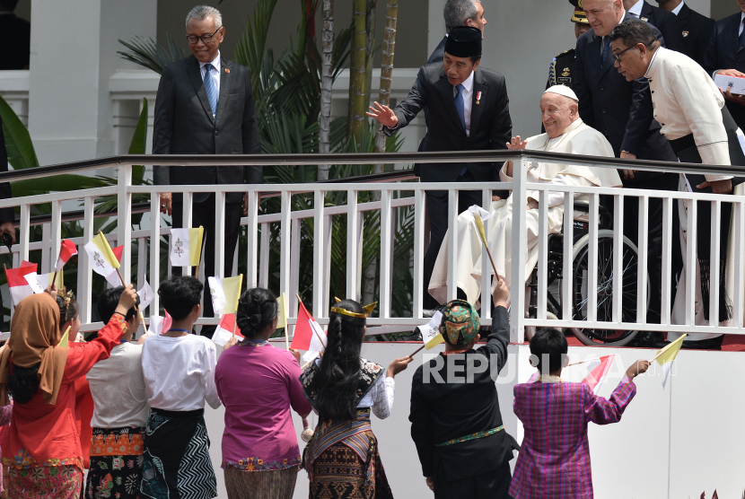 Presiden Joko Widodo dan Pemimpin Gereja Katolik Dunia Paus Fransiskus menyapa anak-anak seusai melakukan pertemuan di Istana Negara, Jakarta, Rabu (4/9/2024). Pertemuan Presiden Jokowi dan Paus Fransiskus membahas hubungan bilateral Indonesia dan Vatikan sekaligus membahas isu-isu global, khususnya perdamaian dunia.