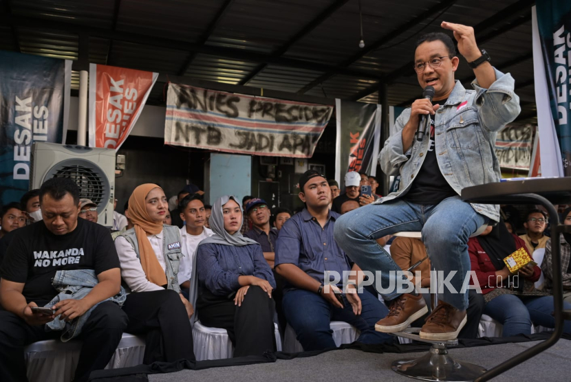 Capres nomor urut 1, Anies Rasyid Baswedan menyampaikan paparannya pada dialog bersama anak muda bertajuk Desak Anies saat berkampanye di Mataram, NTB, Selasa (19/12/2023). 