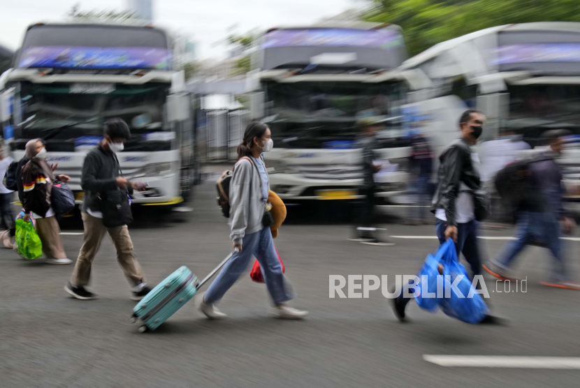 ILUSTRASI Saat berjalan, menemukan barang milik orang lain terjatuh.