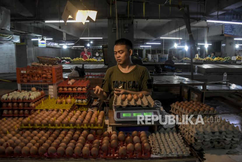 Pedagang telur ayam melayani pembeli di Pasar Kosambi, Kota Bandung, Senin (7/11/2022). Kepala Center of Digital Economy and SMEs Indef, Eisha Rachbini, memprediksi sektor moneter dari domestik kembali menghadapi tantangan pada 2023.
