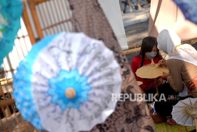 Seni melukis payung khas Indonesia (ilustrasi). 