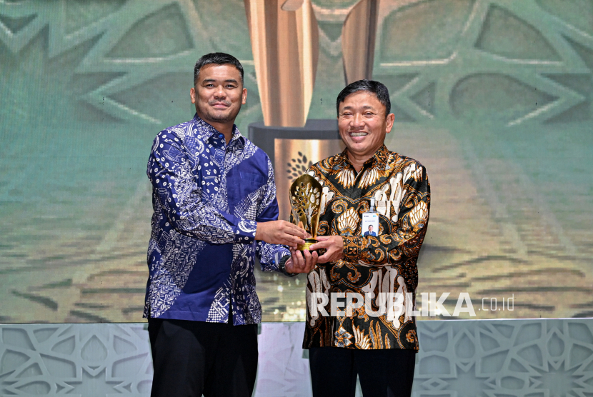 Direktur Republika Rangga Danu (kiri) menyerahkan piagam kepada Wakil Direktur Utama Bank Syariah Indonesia Bob T. Ananta (kanan) dalam acara Anugerah Syariah Republika 2026 di Jakarta, Rabu (1/7/2026). 