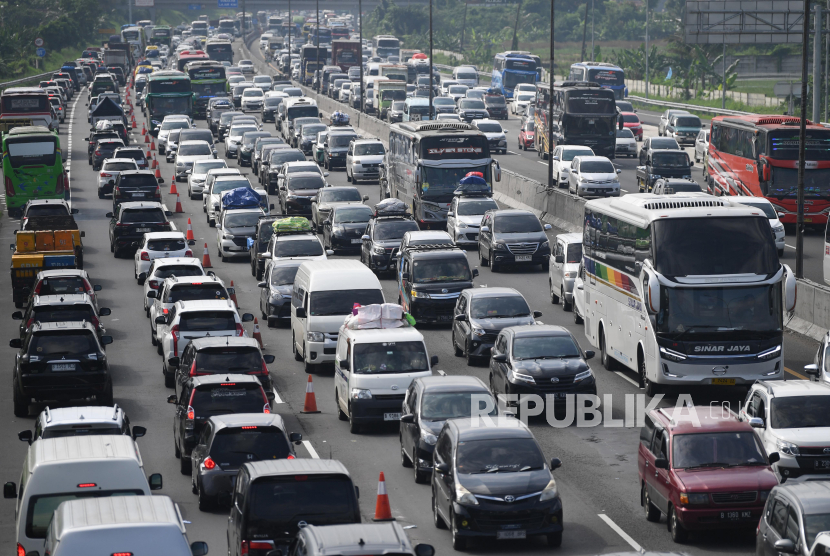 Sejumlah kendaraan arus balik arah Jakarta terjebak kemacetan di Tol Jakarta-Cikampek (Japek), Karawang Timur, Jawa Barat, Senin (15/4/2024).