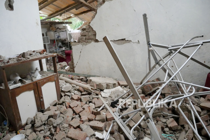 Salah satu rumah yang hancur akibat gempa di Cipameungpeuk, Sumedang Selatan, Kabupaten Sumedang, Jawa Barat, Rabu (3/1/2023). Ratusan warga yang terdampak gempa, saat ini tinggal di tenda darurat yang disiapkan pemerintah. Pasca gempa Magnitudo 4.8 jelang Tahun Baru pekan lalu, gempa susulan masih mengguncang wilayah Kabupaten Sumedang. Terakhir, gempa berkekuatan lebih rendah Magnitudo 2,3 terjadi Rabu dini hari. Saat ini warga, dan semua unsur terkait tetap waspada.
