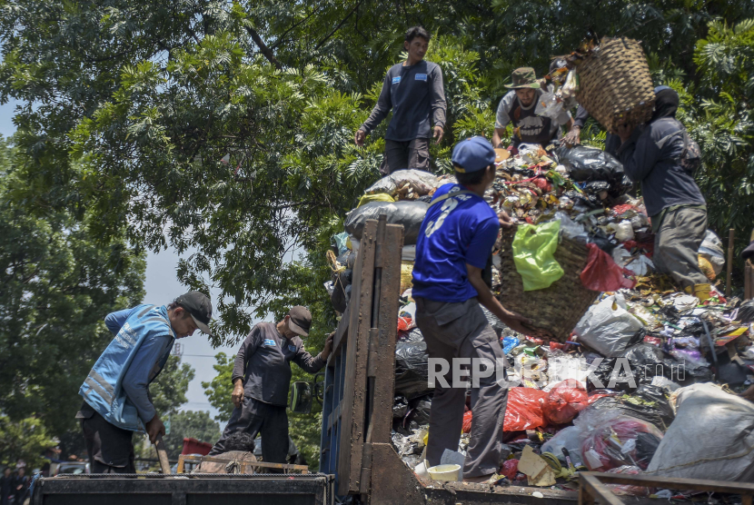 Petugas kebersihan memasukkan sampah ke dalam truk (ilustrasi). Pemkab Cianjur menyewa 9 truk jungkit atau dump truck untuk mengangkut sampah yang menumpuk di wilayah perkotaan dan jalan provinsi.