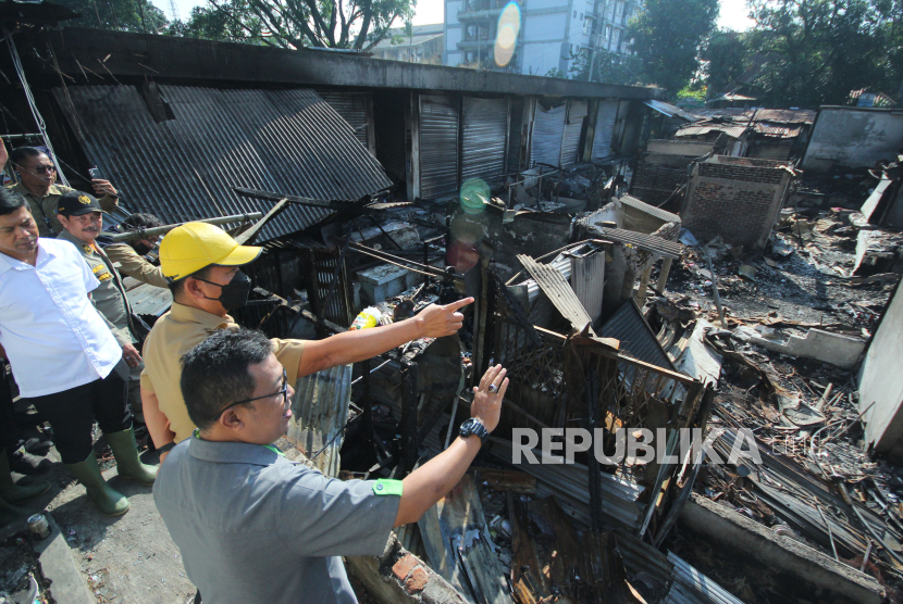 Kondisi area Pasar Sadang Serang, Kota Bandung, Jawa Barat, Senin (7/8/2023), setelah kejadian kebakaran pada Jumat (4/8/2023). 