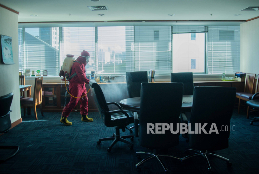 Petugas Dinas Penanggulangan Kebakaran dan Penyelamatan Provinsi DKI Jakarta menyemprotkan cairan disinfektan di lingkungan Gedung Balai Kota DKI Jakarta, Jakarta. (ilustrasi)