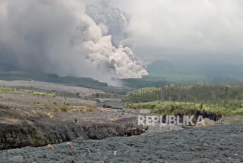 Awan panas guguran (APG) Gunung Semeru terlihat dari Kecamatan Pronojiwo, Lumajang, Jawa Timur, Ahad (4/12/2022). Gunung Semeru kembali erupsi dan meluncurkan APG sejauh 19 kilometer hingga PVMBG menaikkan status dari Siaga menjadi Awas. 