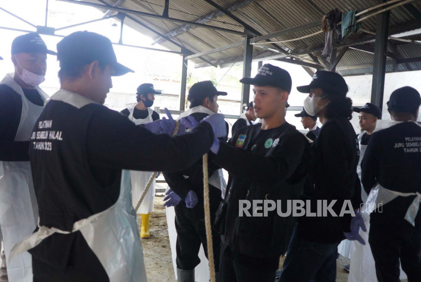 Pelaksanaan bimbingan teknis kepada juru sembelih yang dilaksanakan di Rumah Potong Hewan (RPH) Ciawitali, Jalan Guntur Sari, Kecamatan Tarogong Kidul, Kabupaten Garut, Selasa (13/6/2023).