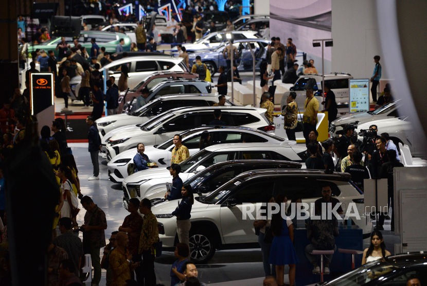Pengunjung melihat mobil yang dipamerkan dalam Indonesian International Motor Show (IIMS) 2024 di JIExpo Kemayoran, Jakarta, Kamis (15/2/2024). 