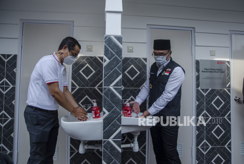 Gubernur Jawa Barat Ridwan Kamil bersama Presiden Direktur PT. SCG Indonesia Chakkapong Yingwattanathaworn (kiri) mencuci tangan di  toilet komunal daur ulang  di Kelurahan Pasirluyu, Bandung, Jawa Barat, Selasa (29/3/2022).