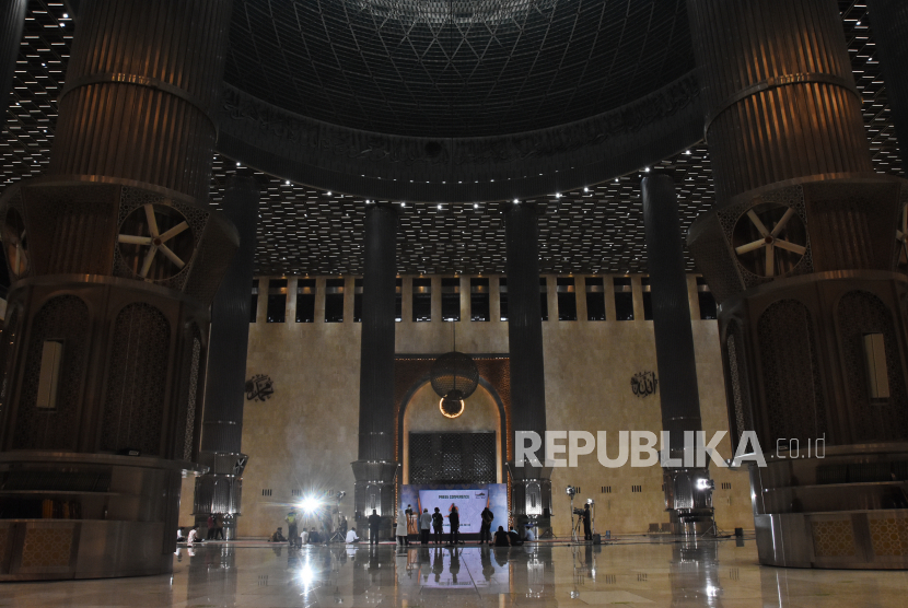 Umat Muslim mengunjungi Masjid Istiqlal bertepatan dengan peringatan Milad ke-43 di Jakarta Pusat, Senin (22/2/2021). Wajah baru Masjid Istiqlal yang telah direnovasi itu memaksimalkan fungsi masjid sebagai tempat ibadah sekaligus memperhatikan aspek arsitektur, seni, hingga estetika. 