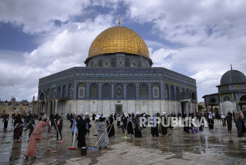 Relawan Palestina membersihkan halaman Masjid Dome of Rock di kompleks Masjid Al-Aqsa menjelang bulan suci Ramadhan, di Kota Tua Yerusalem, Sabtu (18/3/2023).