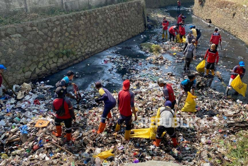Kegiatan pengangkutan sampah dan pembersihan aliran Sungai Cikendal di Kelurahan Cigondewah Kaler, Kecamatan Bandung Kulon, Kota Bandung, Jawa Barat, Selasa (15/8/2023). 