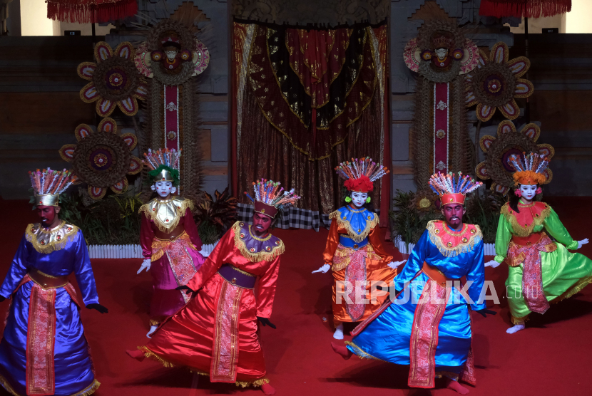 Sejumlah seniman menampilkan tari barong bekasi saat Pesta Kesenian Bali ke-45 di Taman Werdhi Budaya Art Centre, Denpasar, Bali, Senin (10/7/2023). Seniman Sanggar Seni Kusuma Kabupaten Bekasi, Jawa Barat, menampilkan sejumlah pertunjukan seni tari diantaranya tari payungku, tari sulanjana, tari barong bekasi dan tari bocah muara dalam pesta kesenian tersebut sehingga dapat melestarikan budaya khususnya tari. 