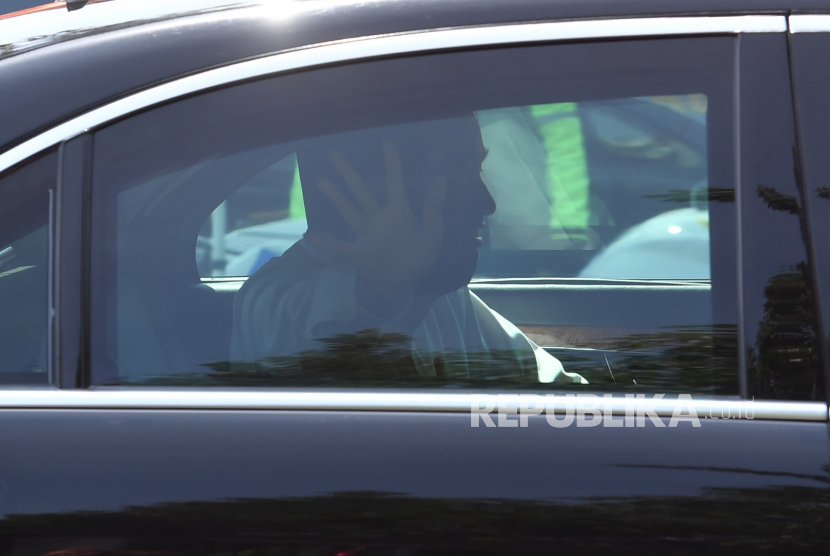 Presiden Joko Widodo berada di dalam mobil kepresidenan melambaikan tangan ketika meninggalkan Gedung Negara Grahadi, Surabaya, Jawa Timur, Kamis (25/6/2020). Kunjungan kerja tersebut dalam rangka meninjau posko penanganan dan penanggulangan pandemi COVID-19 di Jawa Timur. ANTARA FOTO/Zabur Karuru/nz
