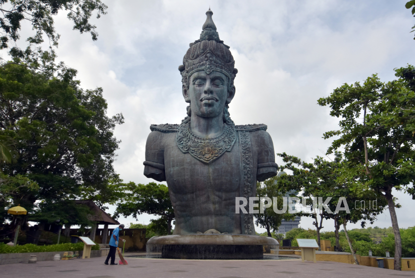 Petugas membersihkan area Garuda Wisnu Kencana (GWK) Cultural Park atau Taman Budaya GWK.
