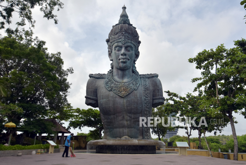 Petugas membersihkan area Taman Budaya Garuda Wisnu Kencana (GWK) yang sepi pengunjung di Badung, Bali, Sabtu (21/3/2020). Pemprov Bali mengeluarkan seruan untuk menutup sementara kegiatan kunjungan di obyek wisata di seluruh Bali sebagai upaya pencegahan penyebaran virus COVID-19 atau Virus Corona. 