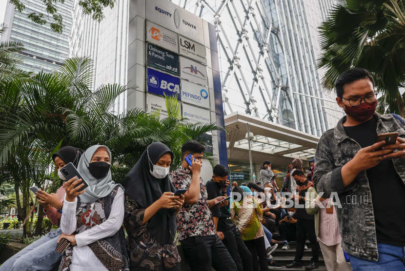 Karyawan perkantoran di kawasan bisnis di Jakarta, Jumat, 14 Januari 2022. Pemerintah menyebut DKI Jakarta sebagai medan perang pertama melawan varian omicron. 