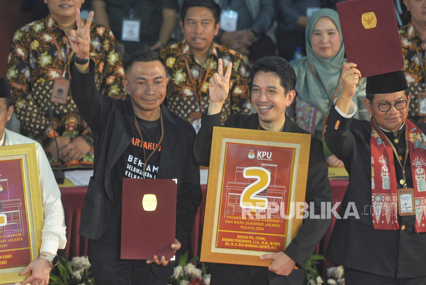 Paslon Gubernur dan Wakil Gubernur DKI Jakarta Nomor urut 2 Dharma Pongrekun-Kun Wardana menunjukkan nomor urut pada acara rapat pleno terbuka pengundian dan penetapan nomor urut pasangan calon gubernur dan wakil gubernur DKI Jakarta 2024 di Gedung KPU Provinsi DKI Jakarta, Senin (23/9/2024). KPU Provinsi DKI Jakarta telah melakukan pengundian dan penetapan nomor urut pasangan calon gubernur-wakil gubernur untuk Pilgub Jakarta 2024 yaitu dengan hasil Ridwan Kamil-Suswono nomor urut 1, Dharma Pongrekun-Kun Wardana nomor urut 2 dan Pramono Anung-Rano Karno mendapat nomor 3.