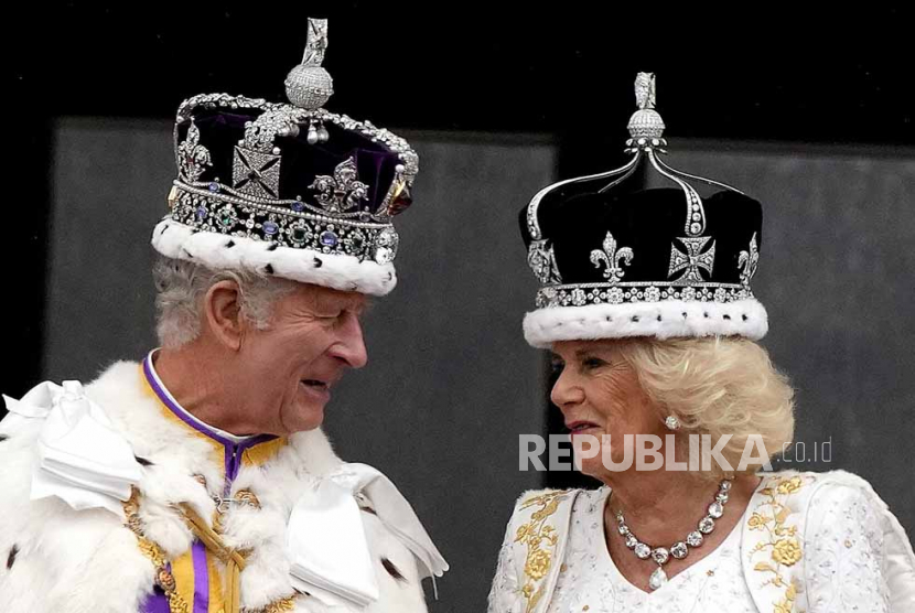 Raja Inggris Charles III dan Ratu Camilla menyapa massa dari balkon Istana Buckingham usai upacara penobatan di London, Sabtu (6/5/2023).