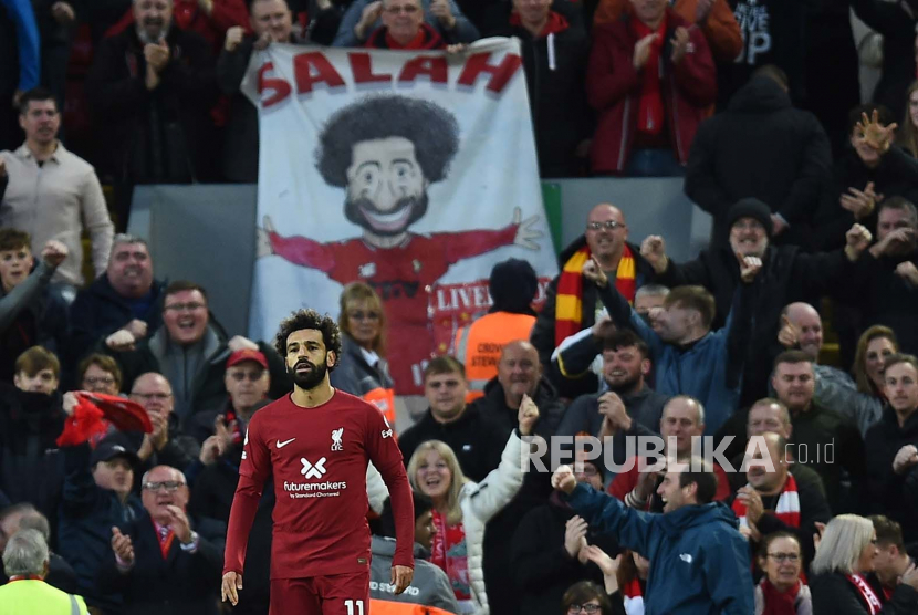 Pemain Liverpool Mohamed Salah merayakan setelah mencetak gol 1-0 selama pertandingan sepak bola Liga Premier Inggris antara Liverpool FC dan Manchester City di Liverpool, Inggris, 16 Oktober 2022.