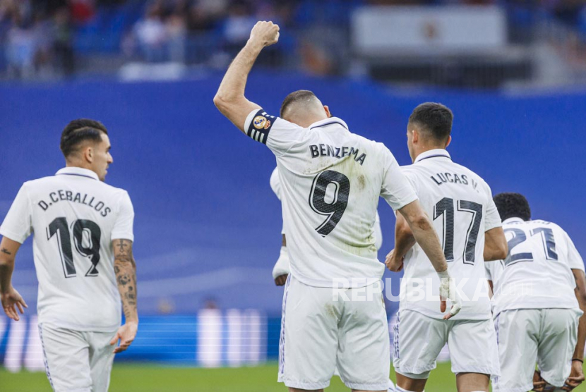 Pemain Real Madrid Karim Benzema (tengah) berselebrasi setelah mencetak gol pembuka pada pertandingan sepak bola La Liga Spanyol antara Real Madrid dan Almeria di stadion Santiago Bernabeu di Madrid, Spanyol, Sabtu (29/4/2023). 