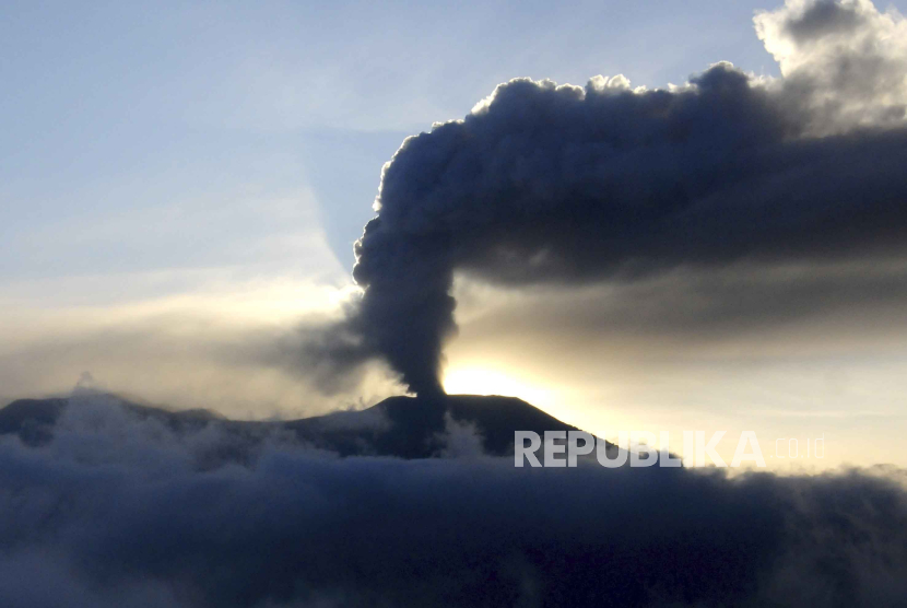 Gunung Marapi memuntahkan abu vulkanik dari kawahnya di Agam, Sumatera Barat, Indonesia, Selasa, 5 Desember 2023.