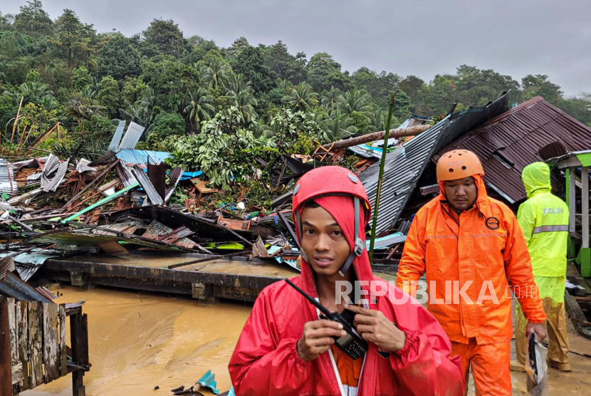 Sejumlah petugas SAR gabungan melakukan pencarian korban tertimbun longsor akibat bencana tanah longsor di Kecamatan Serasan, Kabupaten Natuna, Kepulauan Riau,, Selasa (7/3/2023). Berdasarkan data dari Badan Nasional Penanggulangan Bencana (BNPB) hingga Selasa (7/3/2023) pukul 07:00 WIB, sebanyak 10 orang dinyatakan meninggal, 47 orang hilang dan 1.216 Orang mengungsi akibat longsor tersebut.  