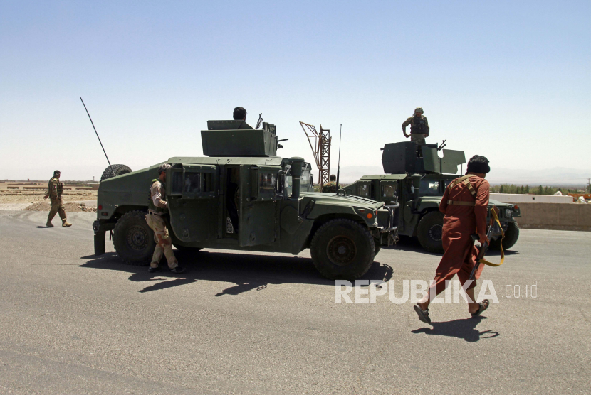  Petugas keamanan Afghanistan berpatroli setelah mereka merebut kembali bagian kota Herat menyusul pertempuran antara Taliban dan pasukan keamanan Afghanistan, di pinggiran Herat, 640 kilometer (397 mil) barat Kabul, Afghanistan, Minggu, 8 Agustus 2021 .