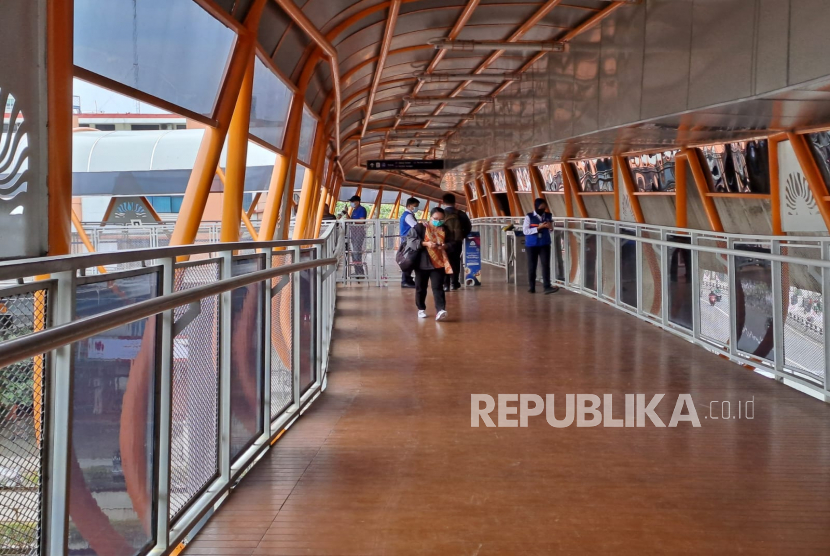 Sejumlah warga melintasi skywalk Kebayoran Lama, Jakarta Selatan, Selasa (7/2/2023). Warga mengeluhkan harus membayar Rp 3.500 untuk memanfaatkan fasilitas skywalk.