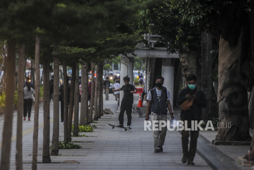Sejumlah warga saat beraktivitas di kawasan Sudirman, Jakarta. (ilustrasi)