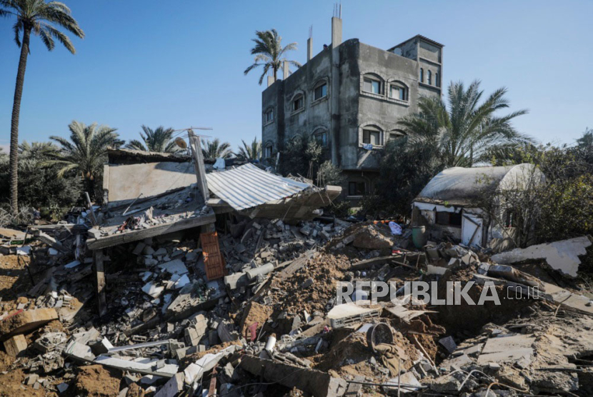 Rumah keluarga Abu Naseir hancur akibat serangan udara Israel di Deir Al Balah di Jalur Gaza selatan, 3 Februari 2024. Tiga anggota keluarga Abu Naseir wafat.