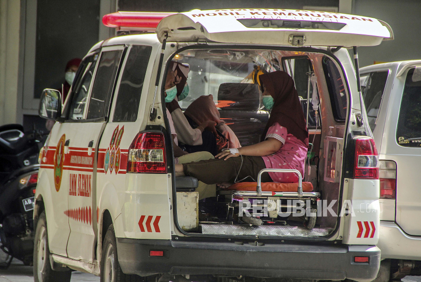 UGM Bantu Oksigen, Selter, dan Perawatan Pasien Covid-19. Pasien menunggu perawatan di dalam ambulans di tengah lonjakan kasus COVID-19 di Rumah Sakit Umum Dr. Sardjito di Yogyakarta, Indonesia, Rabu, 7 Juli 2021.
