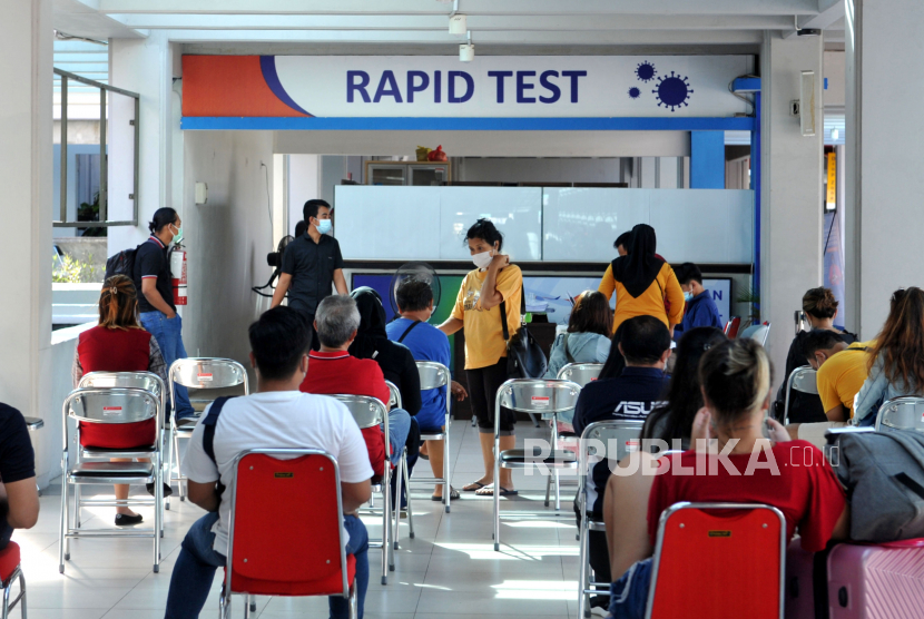 Warga mengantre di lokasi tes cepat (rapid test) COVID-19 di Bandara Internasional I Gusti Ngurah Rai, Badung, Bali, Rabu (23/12/2020). Turis yang akan berkunjung ke kota Denpasar, Bali, wajib bebas Covid-19.