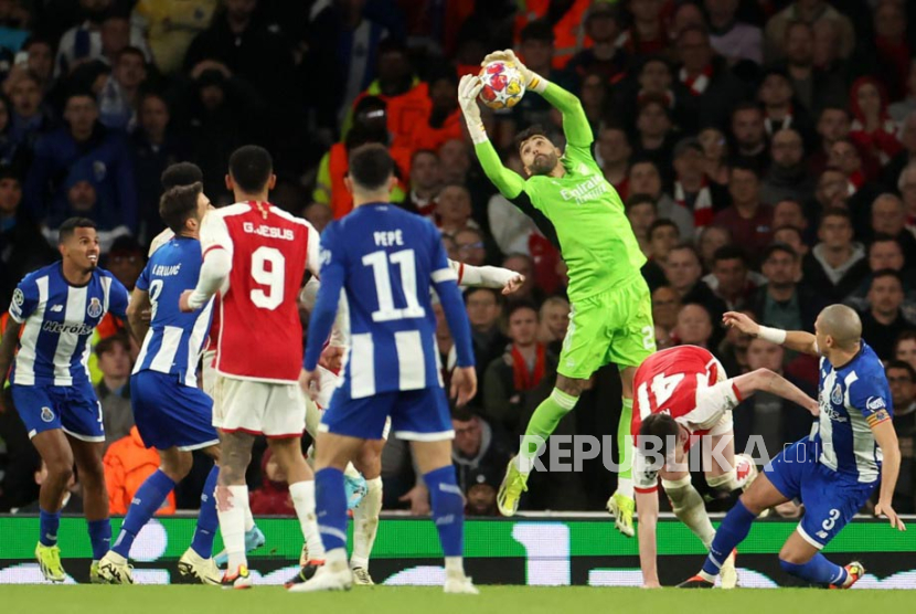 Penjaga gawang Arsenal David Raya menangkap bola menyusul tendangan sudut dari Porto pada pertandingan leg kedua babak 16 besar Liga Champions UEFA antara Arsenal dan Porto di London, Inggris, Rabu (13/3/2024) dini hari WIB.