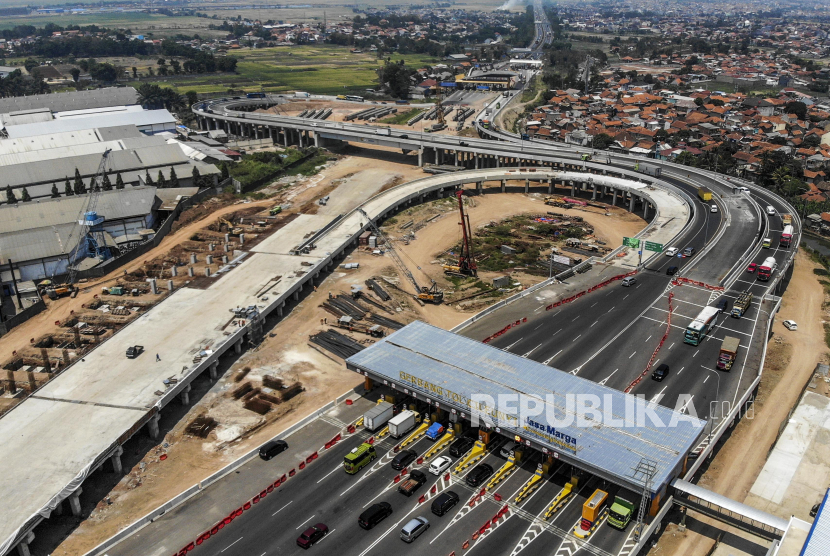 Suasana proyek pembangunan Simpang Susun Cileunyi yang menghubungkan Jalan Tol Purbaleunyi dan Jalan Tol Cisumdawu di Cileunyi, Kabupaten Bandung, Kamis (30/9). Proyek Jalan Tol Cisumdawu yang memiliki panjang 62,01 kilometer ini termasuk dalam salah satu Proyek Strategis Nasional (PSN). 